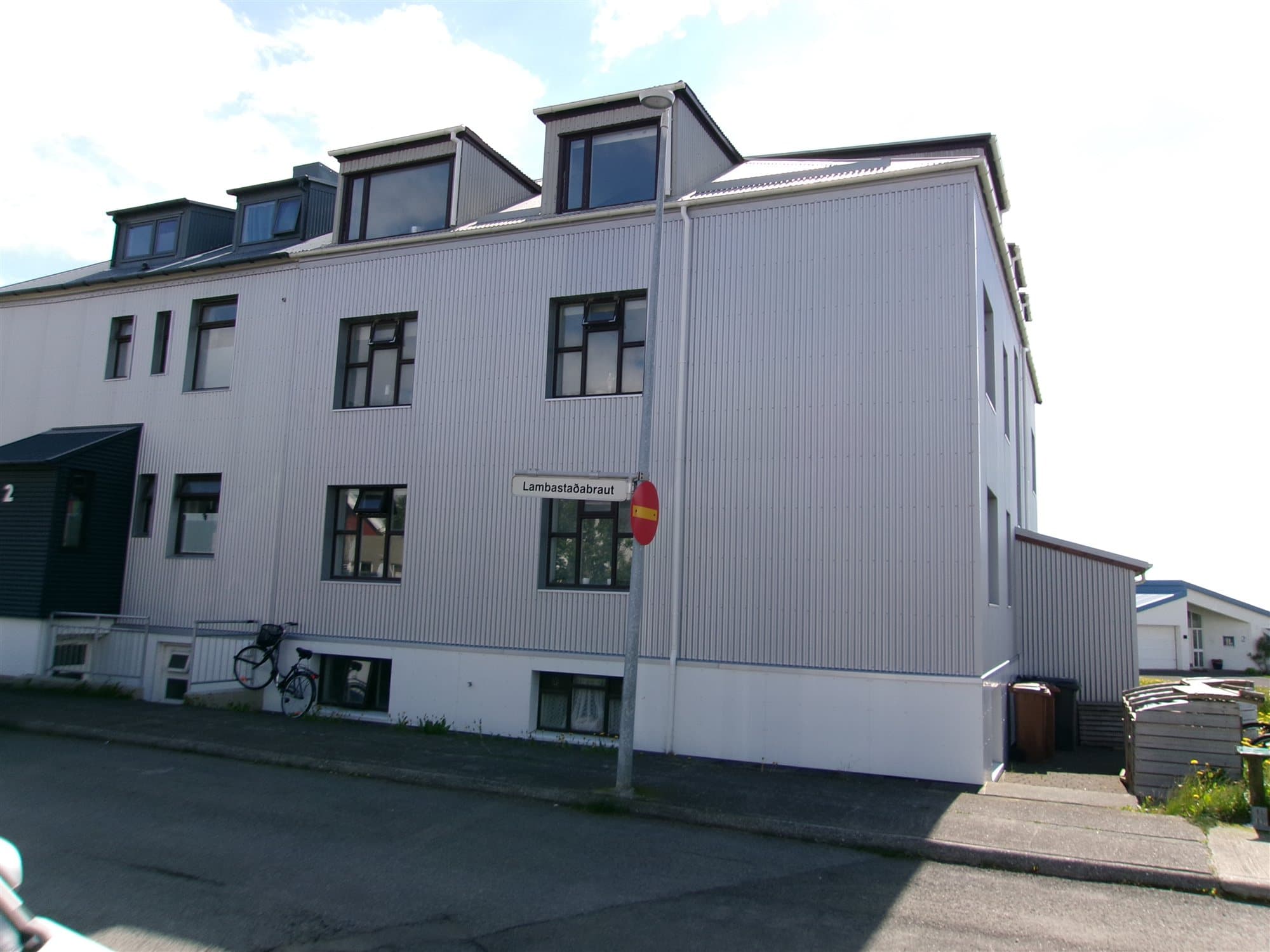 Fjölbýlishús á Seltjarnarnesi með nýrri álklæðningu