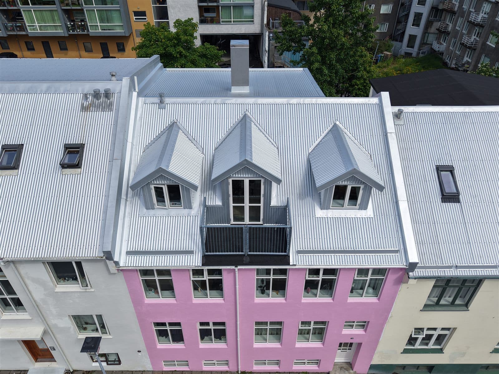 Loftmynd af fullkláruðum kvistum og nýju aluzink-þaki eftir þakskipti við Grettisgötu