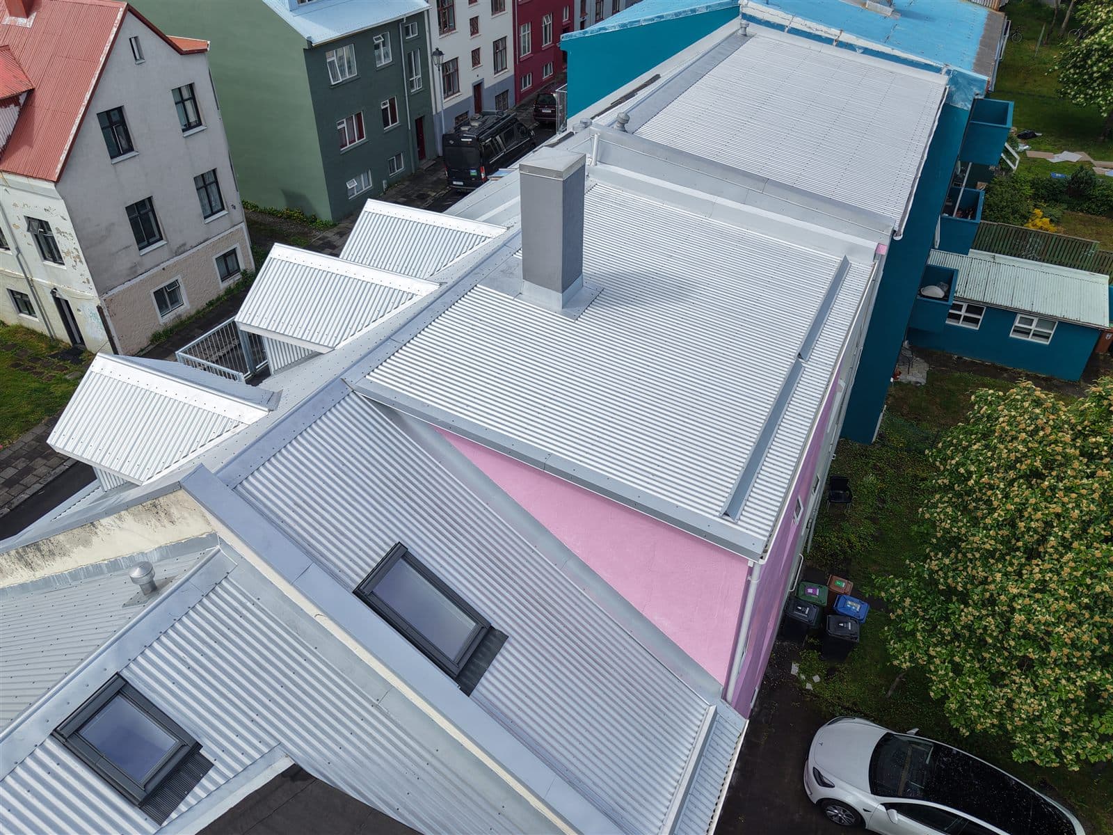 Loftmynd af fullkláruðu aluzink-þaki og reykháf á húsi við Grettisgötu