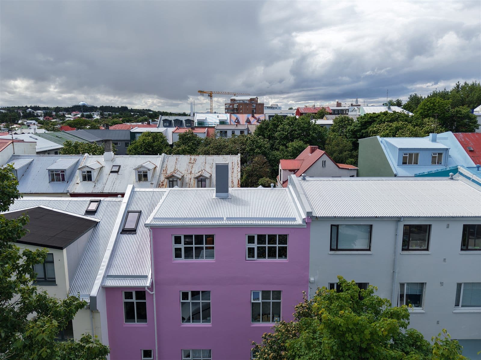 Endurnýjað hús við Grettisgötu með nýju aluzink-þaki, séð yfir hverfið