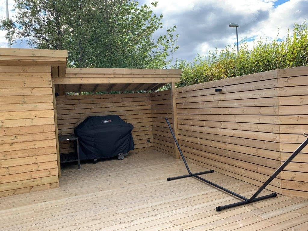 Yfirbyggður grillkrókur á palli með skjólveggjum í Grafarvogi