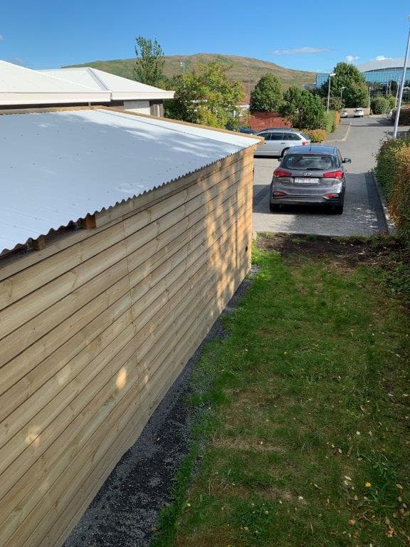 Nýr skjólveggur úr timbri við hús í Grafarvogi