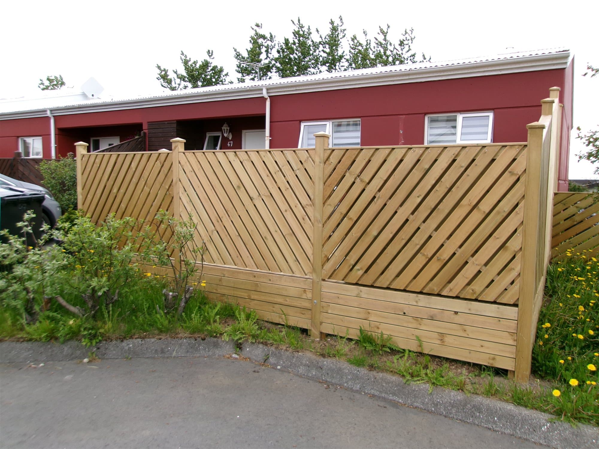 Endurnýjaður skjólveggur meðfram innkeyrslu í Breiðholti
