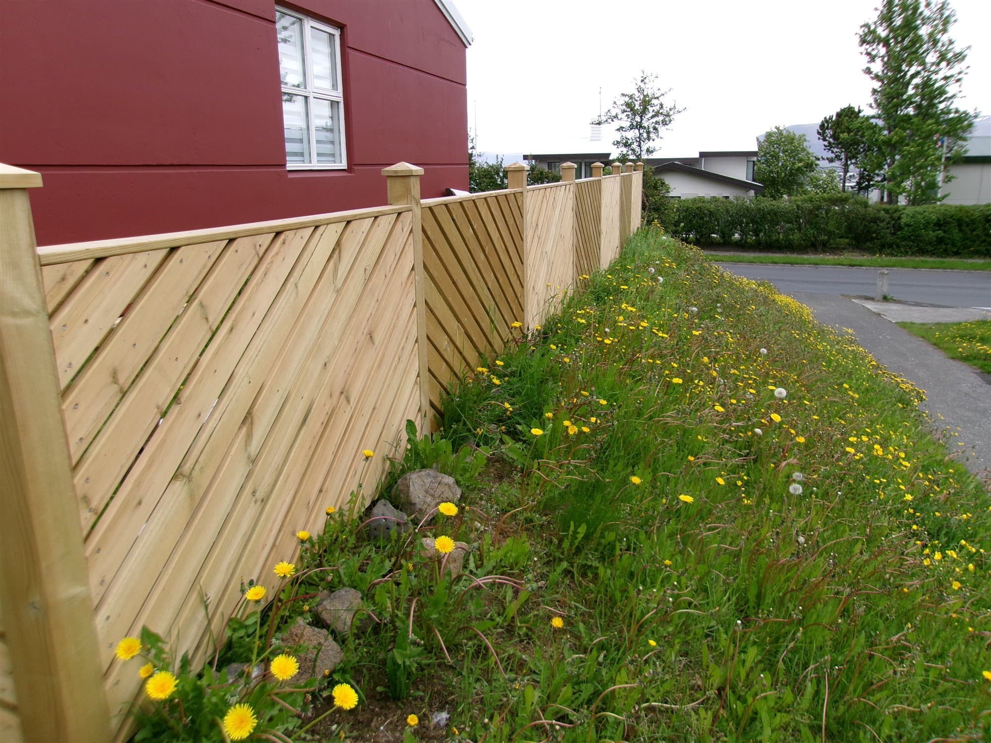 Nýr skjólveggur við lóðamörk úr gagnvarinni furu, Breiðholti