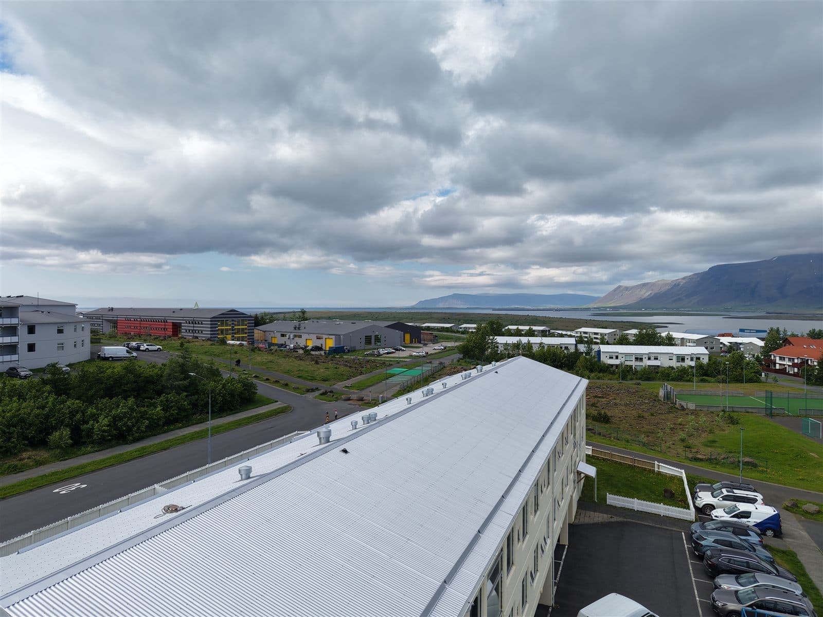 Nýtt þak á fjölbýli við Reyrengi í Grafarvogi með útsýni yfir voginn
